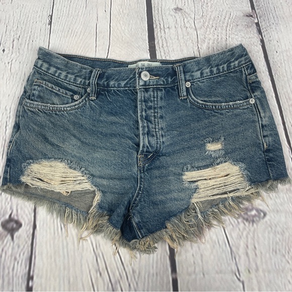 WE THE FREE destructed short blue denim shorts, size 26 - Picture 6 of 12